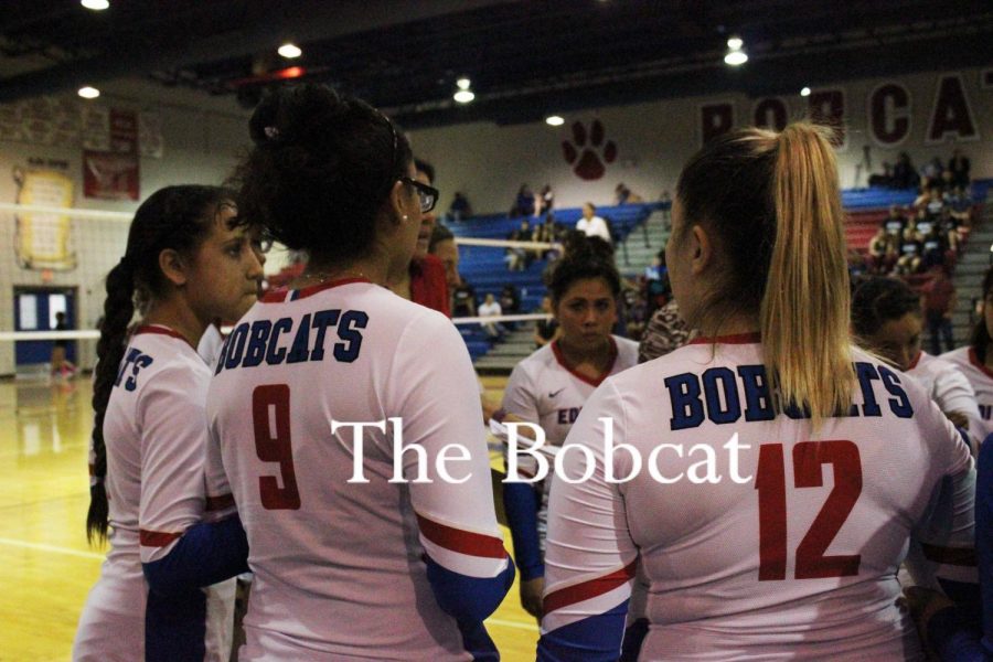 Girls+talk+strategy+in+game+against+the+Sabercats.