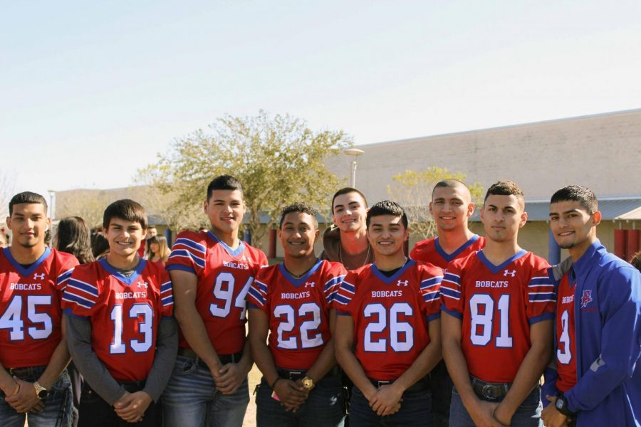 Football+players+come+together+to+pose+at+the+senior+panoramic.